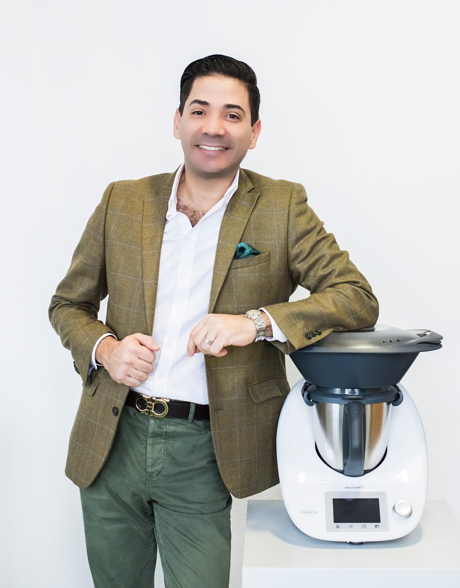 José Namén standing next to a Thermomix TM6 at a Vorwerk international event.